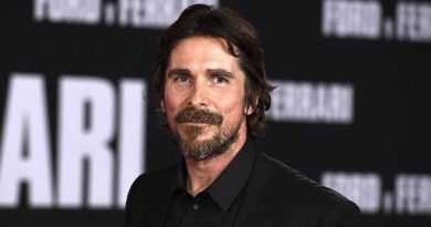 Christian Bale Kewalahan Hadapi Chris Rock kala Syuting Amsterdam