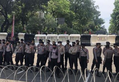 Polisi Tutup Jalan Medan Merdeka Barat Imbas Demo di Patung Kuda