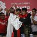 Datang ke Final Pencak Silat, Jokowi dan Prabowo Dipeluk Juara